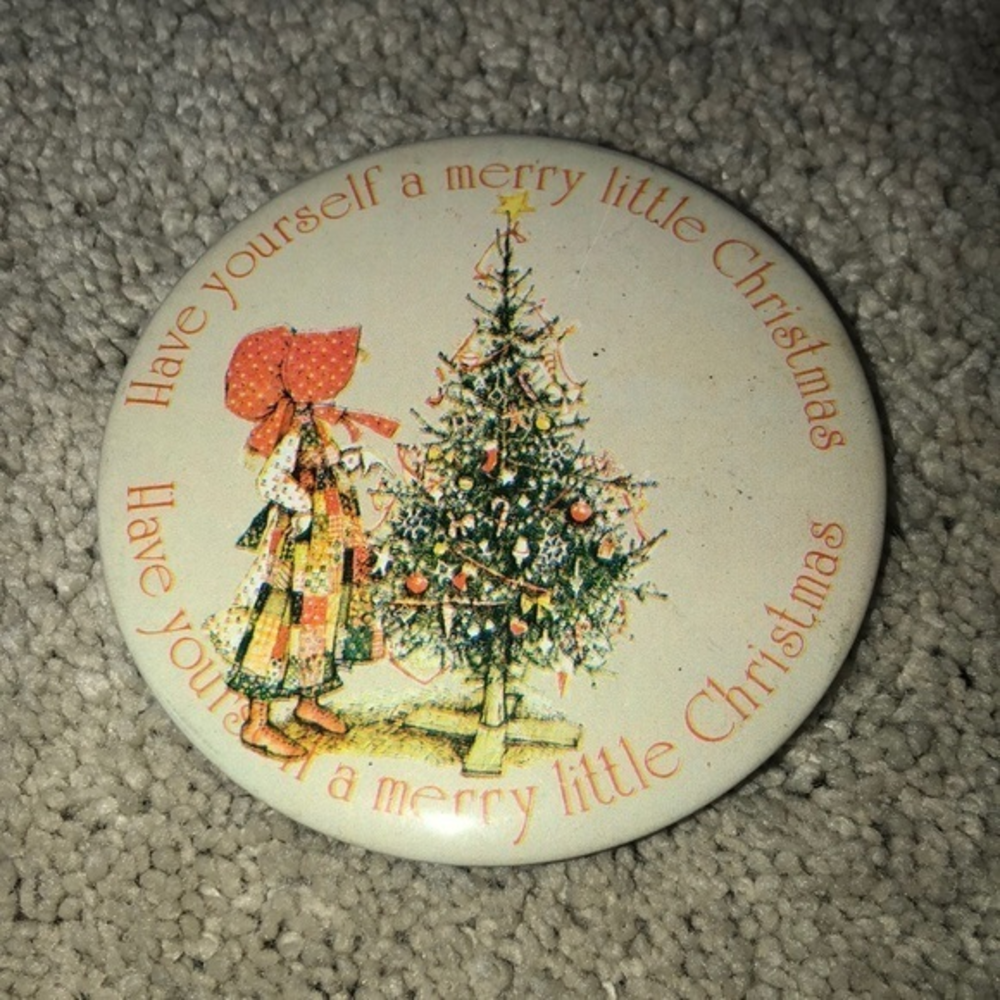 Vintage Holly Hobbie Christmas Holiday Pin Button‎